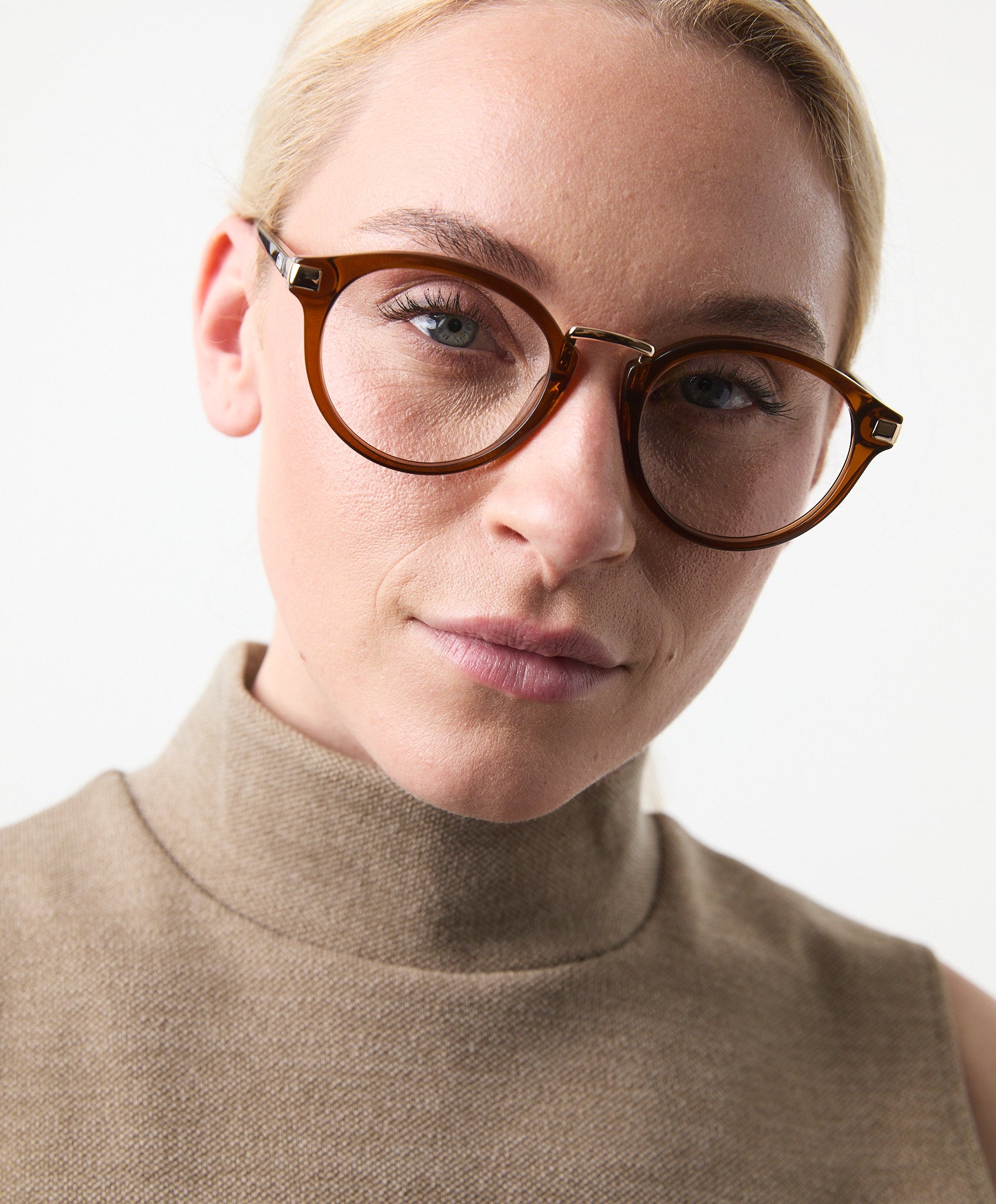 Ann Light Brown Blue Light