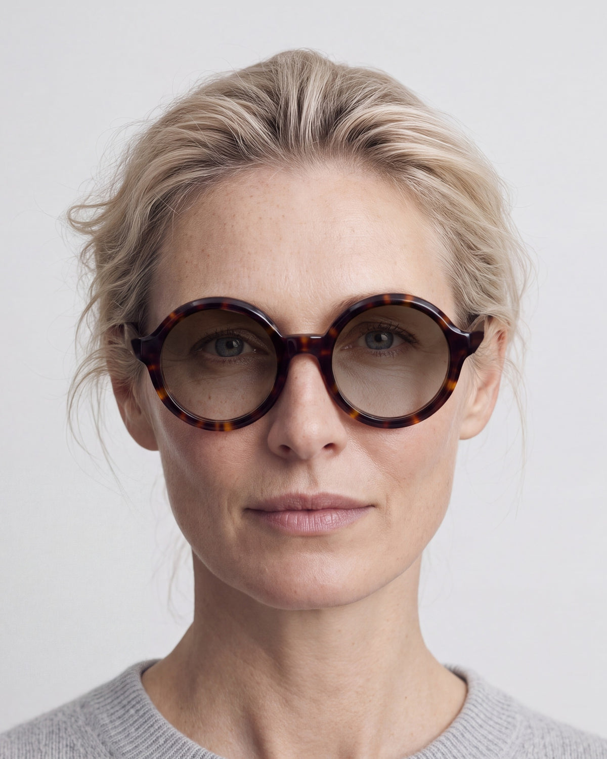 Rakel in tortoiseshell, worn, sun lenses